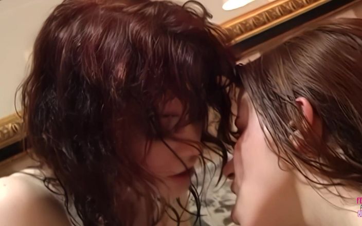 Fetish and BDSM: Twee brunette lesbiennes neuken in de badkuip terwijl een blondine...