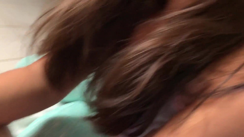 Gordo fuck: Je convainc ma demi-sœur de me sucer la bite pour 10 $