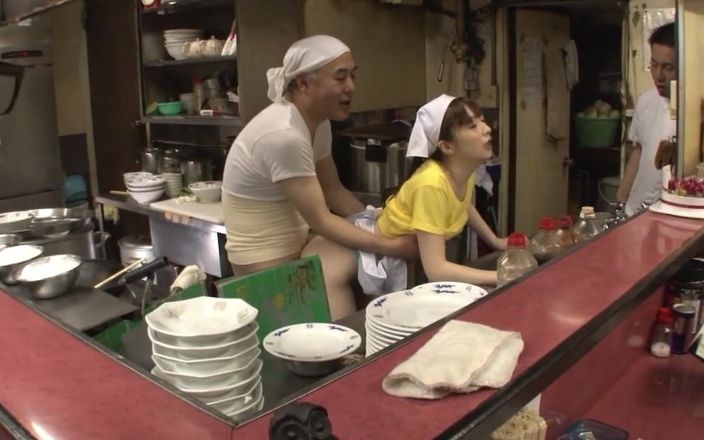 JAPAN IN LOVE: Gorąca ramen scena-2_threesome z owłosioną Japonką w Street Ramen Shop