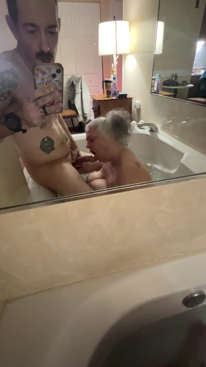 Brody and Sadie Sage: Diversión de jacuzzi para nuestra celebración de cumpleaños para nosotros