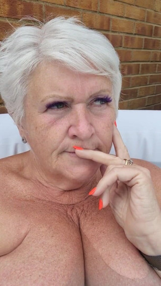 Uk Joolz: Farting in the hot tub!
