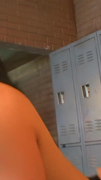 İri göğüslü kadın egemenliği polis Tory Lane lezbiyen mahkum Lindsey Meadows'a hükmetmek için büyük dildolar getiriyor