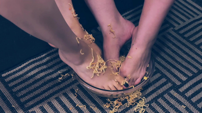 Evol Feet: 내 발은 너의 혀를 위한 진정한 운동이 될 것이다