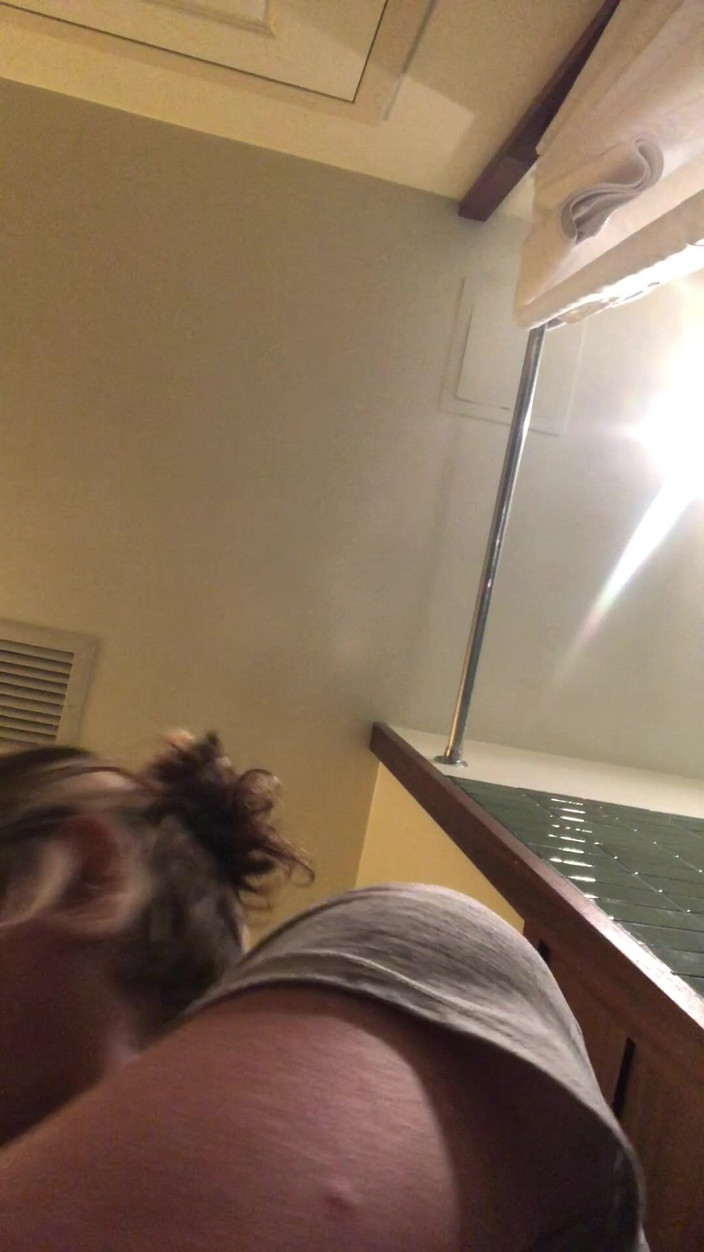 Pissing Paradise: Téměř byla chycena cizincem