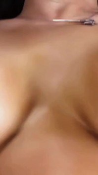 Bruneta țâțoasă Daphne Rosen are țâțele ei uriașe futute și acoperite de spermă