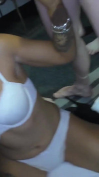 Vacker blond Kelly Myers tar bukkake ansiktsbehandlingar