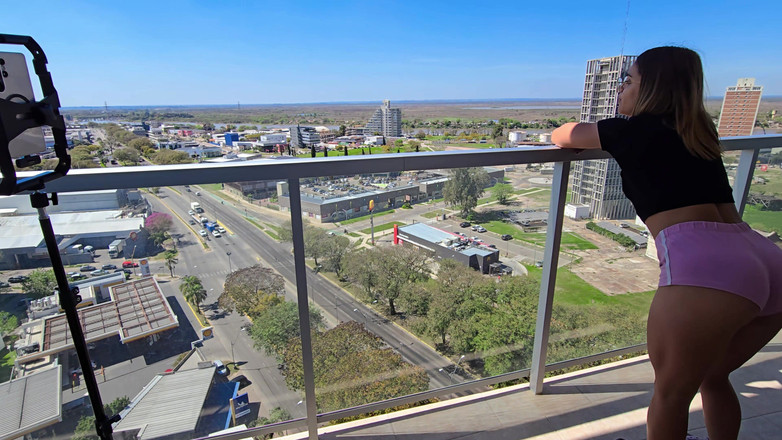 Young big apple: 남편과 나는 임대 아파트에서 거리가 내려다보이는 발코니에서 오럴 섹스를 하고 침실에서 섹스를 하는 등 즐거운 시간을 보냈습니다.