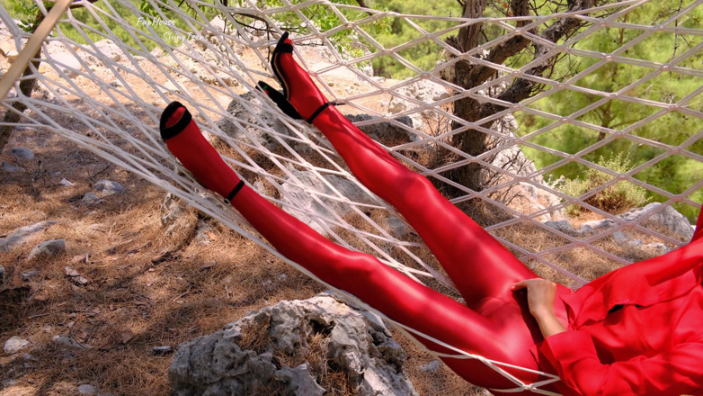 Shiny teens: Pantyhose dan gunung Leohex berkilat merah