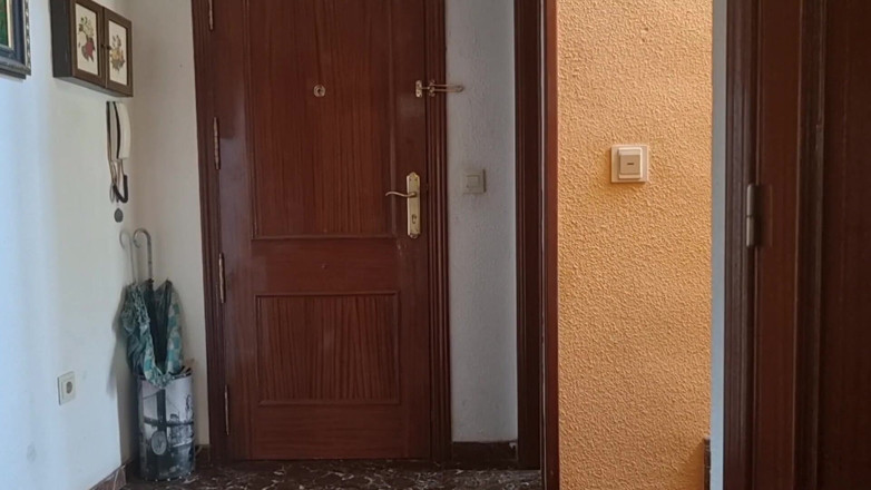 Holycandy: Cowok pengantar barang ngentot memek cewek semok latina