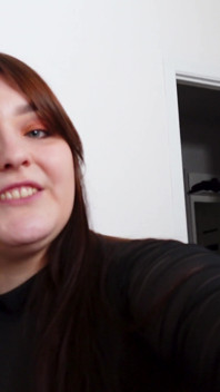 Deze milf met een voorbinddildo weet welke hendels je moet trekken om je te onderwerpen