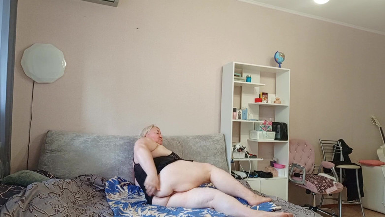 Zona901: Sousedka si hladí kundičku v sexuálním chatu