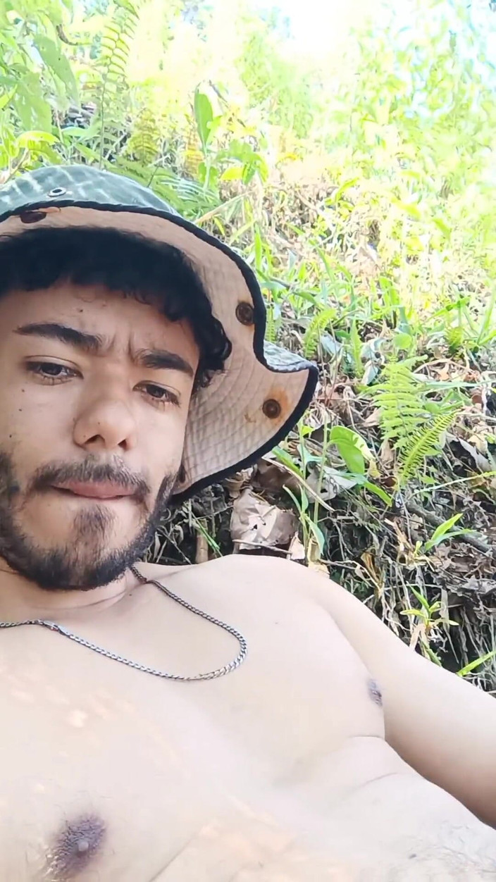 Tommhot: 숲에 가서 산에서 자위하는 소년