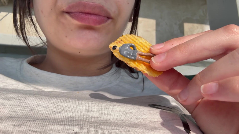 AmayaMori: Riesenmädchen findet einen kleinen mann in ihrer chipstüte und ist überrascht,...