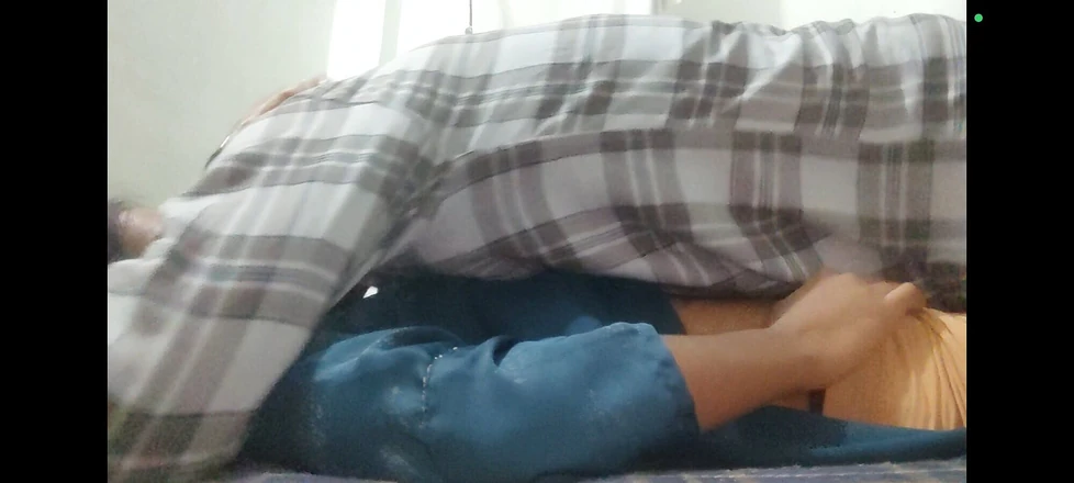 Riya babe: 农村女孩第一次在她的私人场所与他的情人浪漫。她很高兴能体验到这种感觉