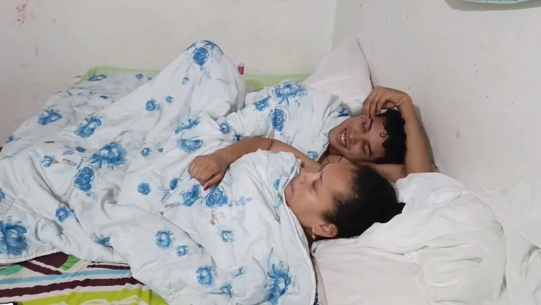 Milfcaliente69: Eu compartilho uma cama com meu enteado, não pudemos resistir...