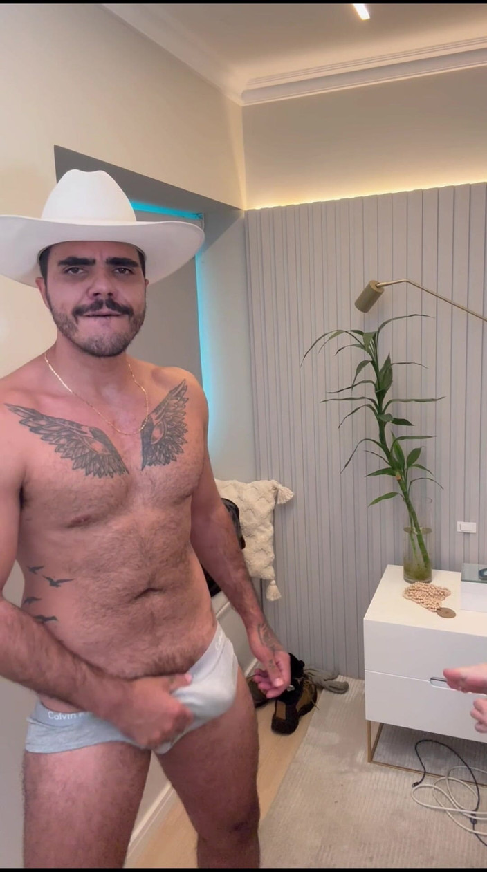 carmonaoficial: Cowboy-cowboy ini berubah jadi binal!