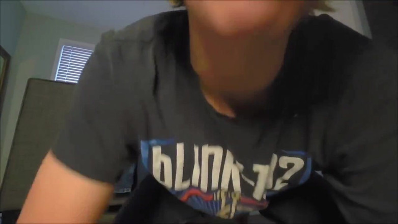 Kinkytwinkpamps: 金发 twink 收缩你舔和亲吻你