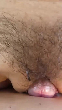 두꺼운 자지를 문지르는 젖은 보지가 그를 사정으로 데려온다.