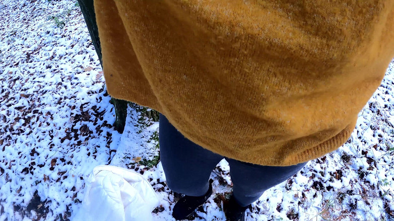 Bouncy Tits Action: 겨울 원더 랜드에서 그녀의 젖탱이를 스매싱