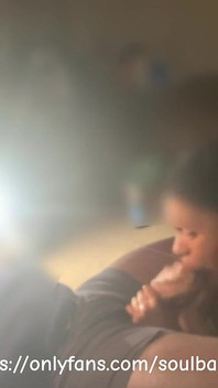 Siempre dicen que la cabeza del capó golpeó diferente. Tuve que probarlo y estoy seguro de que chupó la piel de esta polla extra grande