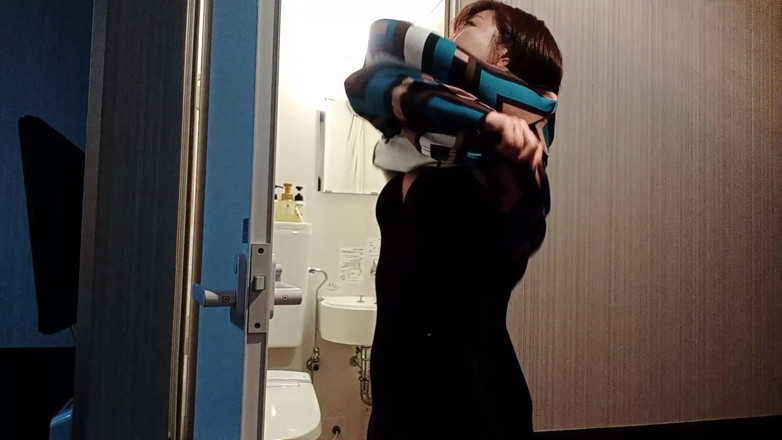 Mayumi Kanzaki: 옷을 벗고 샤워 준비를 한다.
