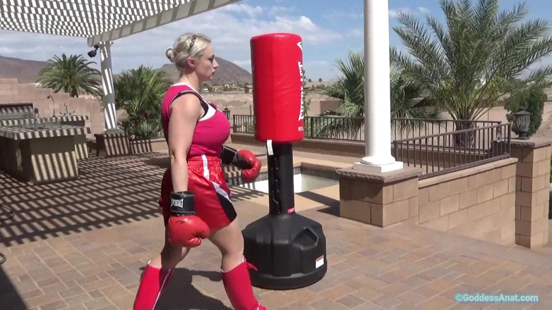 Goddess Anat Official: Fumare all'aperto con la signora muscolosa da boxe