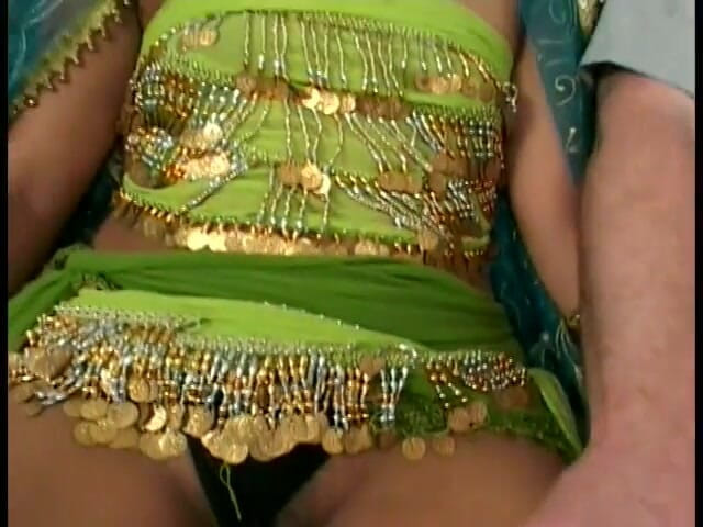 Indian Goddesses: Ung indisk brud blir gruppknull spikad i soffan