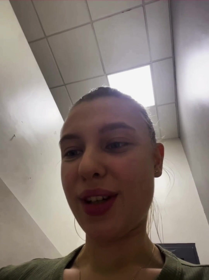 JuiceLussie: Anal public extrem cu degetul atât de fierbinte