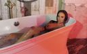 Monika Fox: Monika fox si fa un bagno con il bagno con...