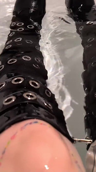 Fétiche des bottes mouillées et je m’habille mon secret coquin après un mauvais rendez-vous