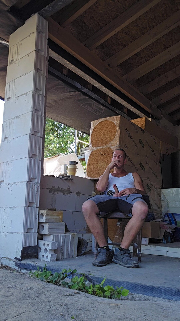 Chris_snoopy_91: Возбужденная на стройке