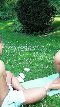 Naga joga z stepbro zamienia się w seks na świeżym powietrzu