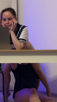 Ich habe während des Zoom-unterrichts sperma in meine enge muschi bekommen