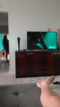 Une belle-mère se couche sur son beau-fils à genoux ? Une belle-mère reçoit un creampie oral risqué par surprise dans la bouche