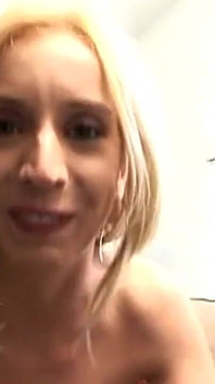 Blonda slabă cere mult de la un sex în trei anal interrasial
