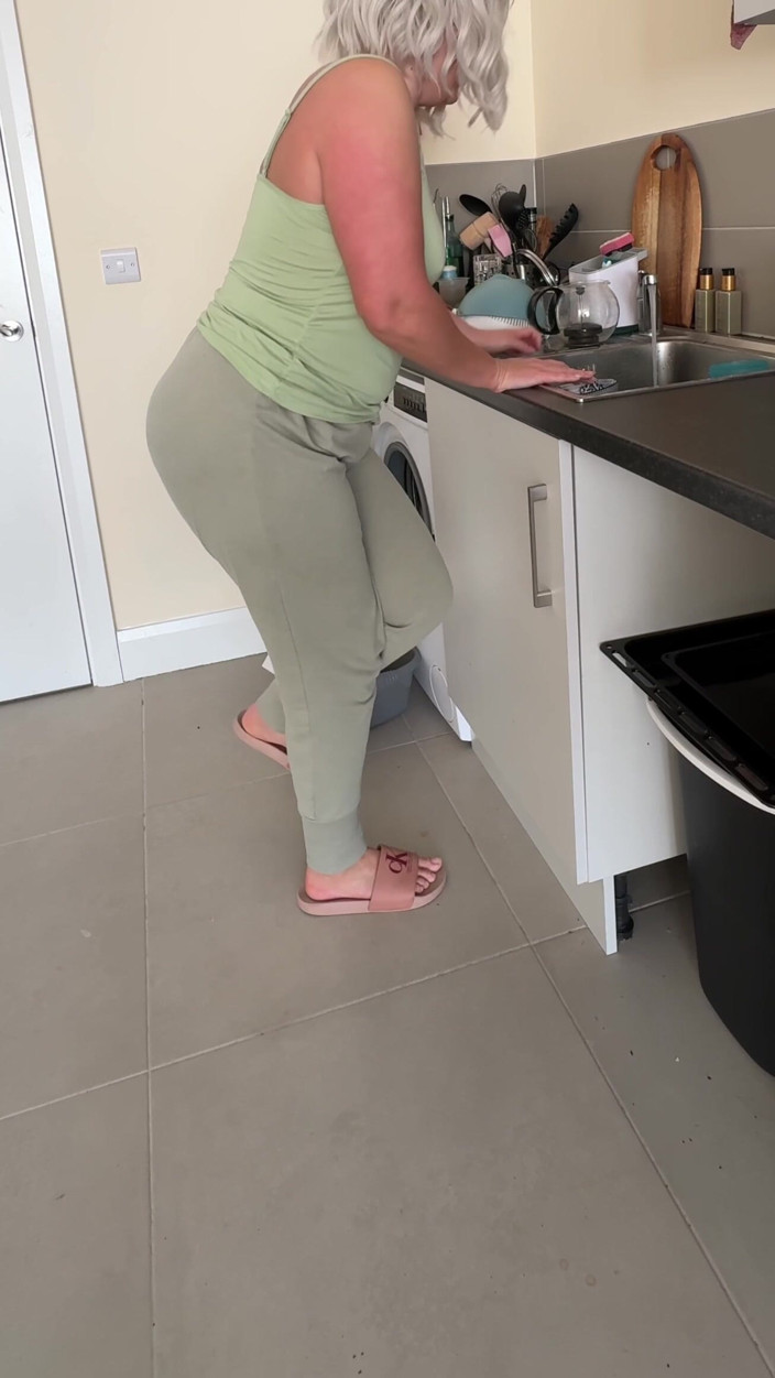 Emma Voyeur: Feluri de mâncare versus vezicii urinare pline... Am pierdut controlul și...