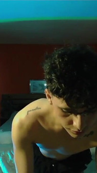 Femboy Seducând Umbrele dorinței