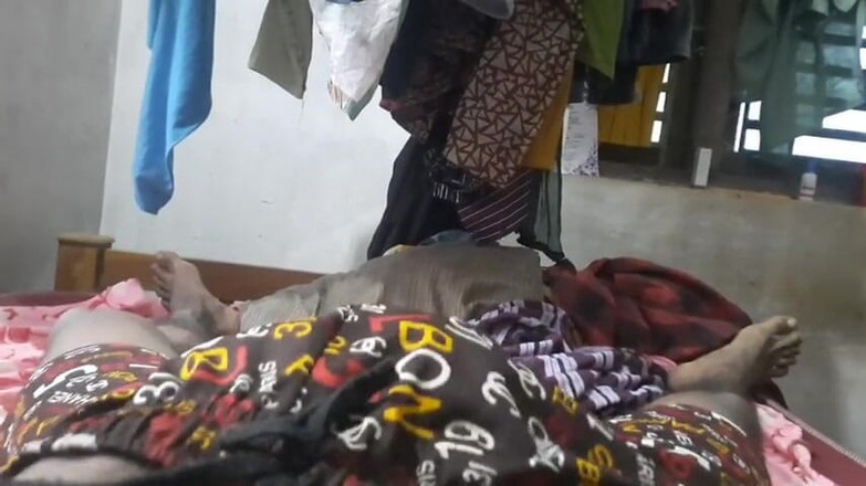 Wheyincognito: 18-летняя с волосатым хуем мастурбирует