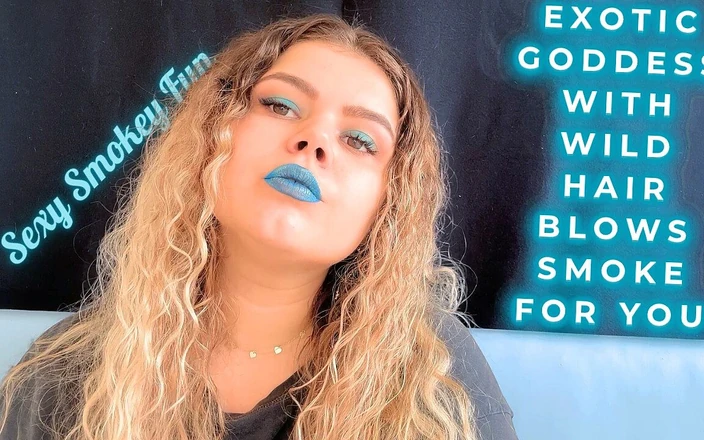 Your fantasy studio: Exotische göttin mit wilden haaren bläst rauch für dich