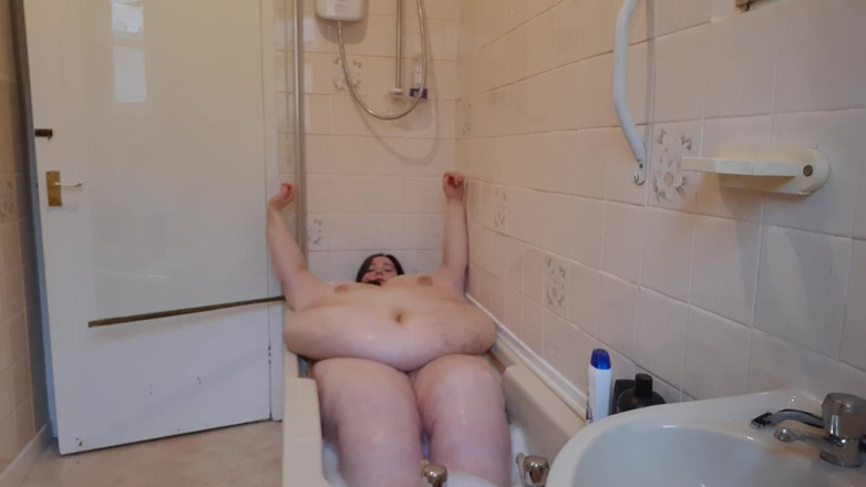 SSBBWLadyBrads: Ssbbw bath time fun and belly jiggle