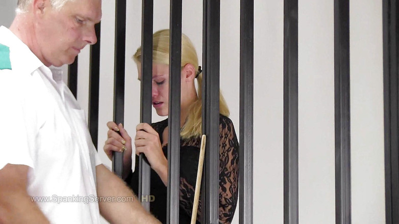 Spanking Server: Lizzy biciuind