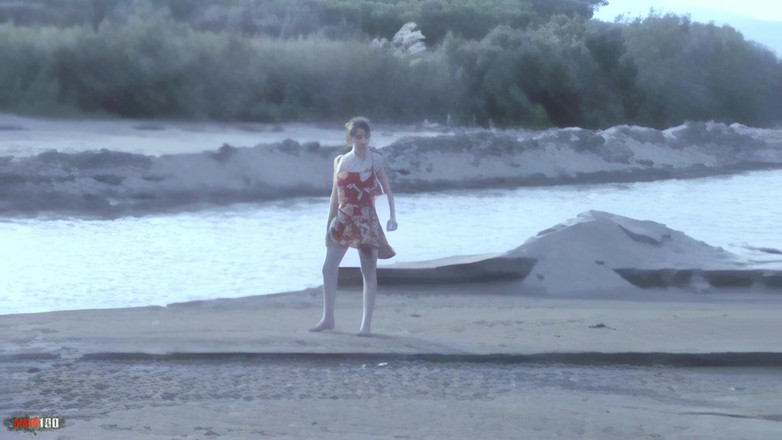 MMM100: 티그라: 바다에서 옷을 벗고 완전히 알몸으로 끝나는 예쁜 금발 티그라의 감각적인 스트립쇼
