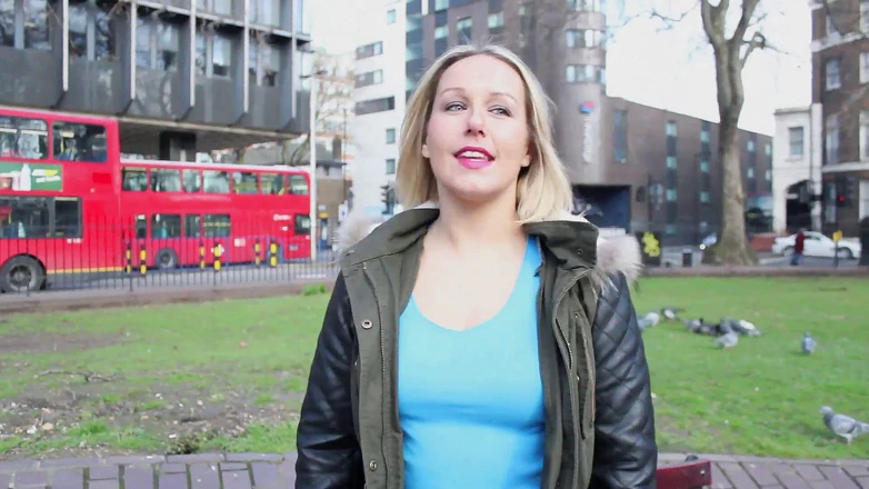 Kinky Porn Freaks: Ashley Rider ходит по улицам в центре города