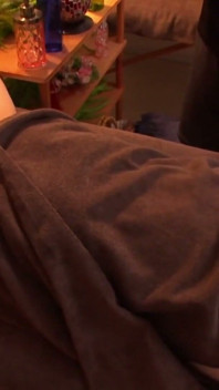 Páry masáž - tajný sex s jeho manželkou hned vedle jejího manžela končí creampie - část 2