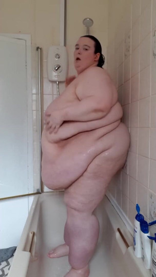SSBBWLadyBrads: Chuveiro balança de seu amigo grandona
