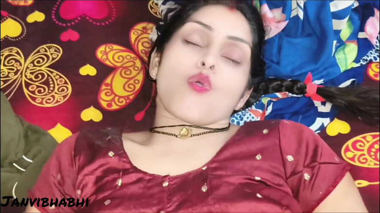 Janvibhabhii: On karva chauth, setelah menjilati memek merah muda wanita muda,...