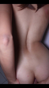 Inesperadamente, ela insere meu pau na bunda dela