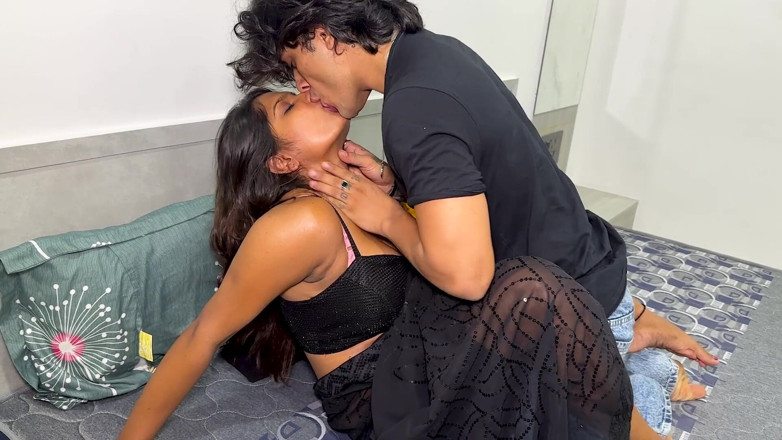 Desimaal69: 남편에게 화를 내는 아름다운 마누라, 그녀를 설득한 남편, 힌디어 오디오로 그와 섹스