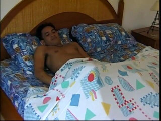 Gays Case: Thai arrapata accarezza il suo cazzo duro a letto