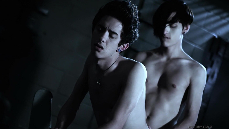 Twinklight: Ragazzo confuso sotto il potere del vampiro